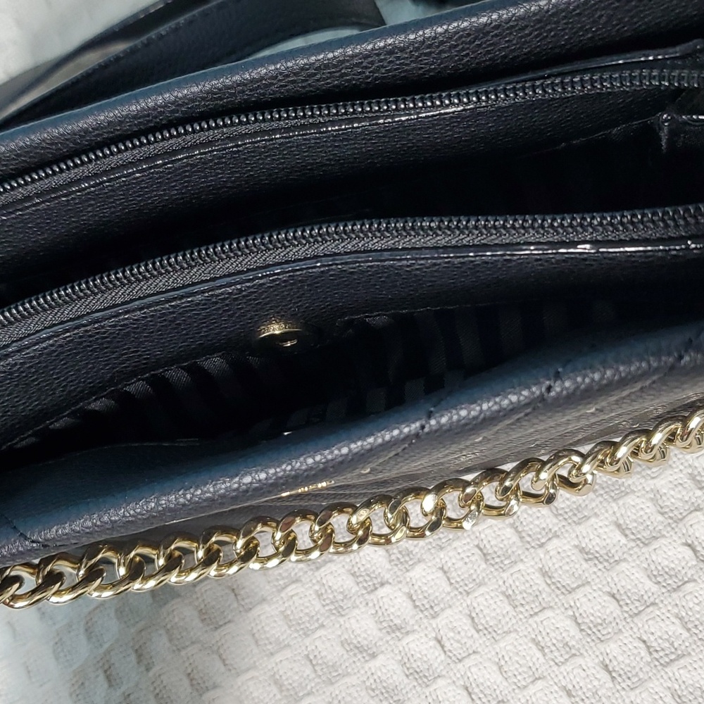 Elegant Black Quilted Shoulder Bag - Picture 8 of 9